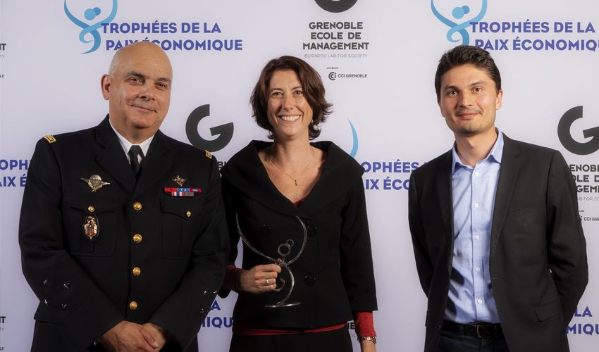 De gauche à droite: General Guimbert, Général de corps d'armée Commandant de la région de Gendarmerie Auvergne-Rhône-Alpes - membre du jury, Laurence Ruffin - PdG Alma, Gilles Vanderpooten, Directeur Général Reporters d'Espoirs - membre du jury, copyright Bruno Moyen