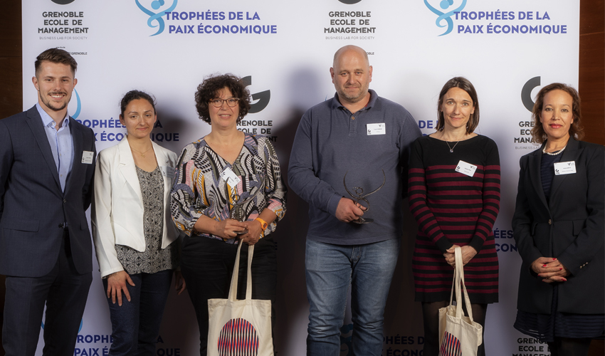 De gauche à droite: Guilhem Garrel, Etudiant Grenoble Ecole de Management, Président de la Junior Entreprise - membre du jury, Yolande Gautier - Animatrice RSE APF Industrie, Valérie Dodge - Directrice APF Entreprises, Naïma Korchi, Présidente du Africa Women’s Forum - membre du jury, copyright Bruno Moyen