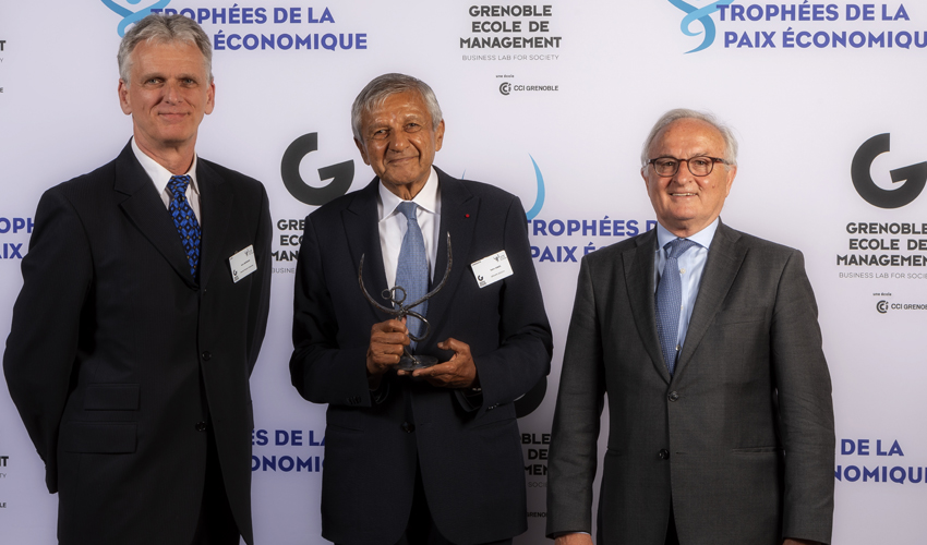 De gauche à droite: Alain Bernard, DG site HPE Grenoble - membre du jury, Salim Ismail - PdG de Socota, Bernard Miyet, Président de l'association Française pour les Nations Unies - membre du jury, copyright Bruno Moyen