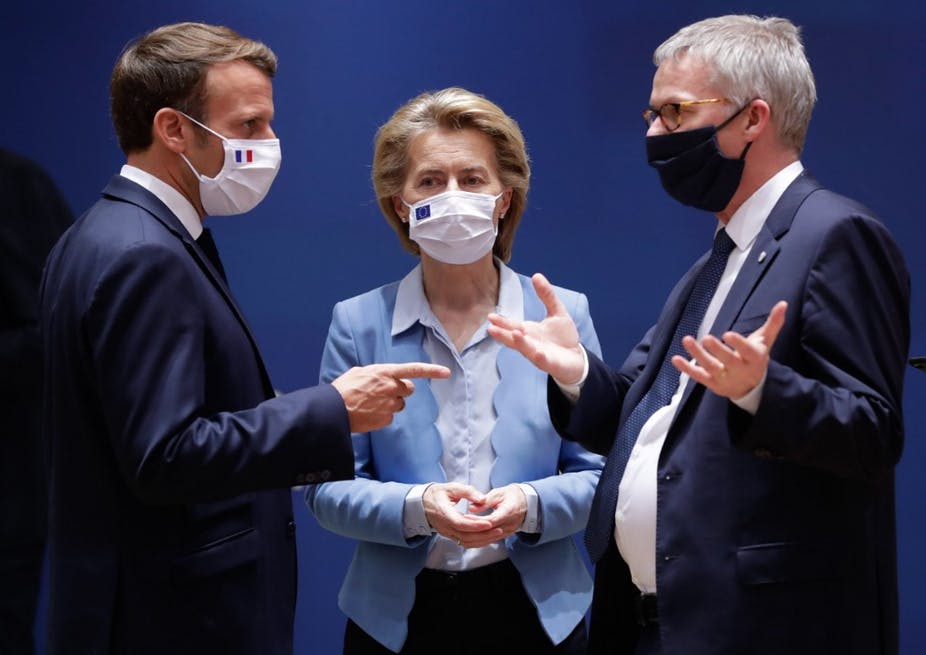 Le président français Emmanuel Macron, la présidente de la Commission européenne Ursula von der Leyen et le secrétaire général Conseil de l’UE Jeppe Tranholm Mikkelsen, lors du sommet européen du 21 juillet 2020. Stephanie Lecocq / POOL / AFP