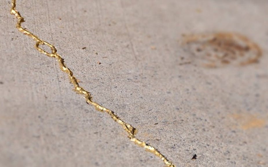 L'art japonais du « kintsugi » consiste à sublimer les failles. Howard Freeman/Flickr, CC BY